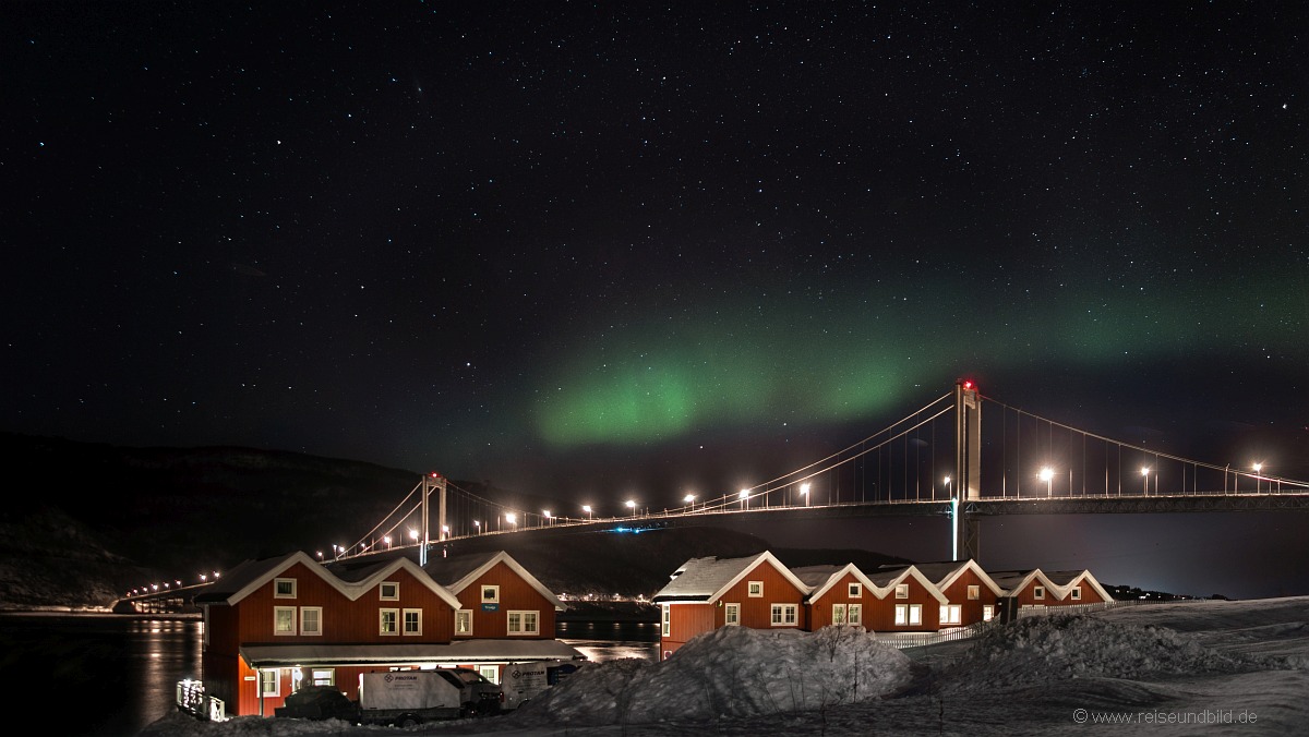 Häuser Brücke und Polarlicht