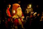 Samichlaus im dunklen Wald