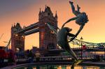 London - Girl with a Dolphin Brunnen mit Tower Bridge