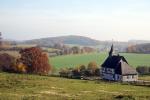 kleine Kirche steht in der Landschaft