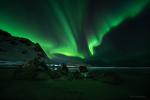 Baustellen- und Polarlicht am Strand