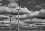 Wolken mit Windrädern