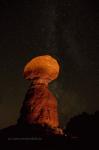 Roter Blitz auf roten Felsen