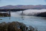 Menai Bridge im Nebel