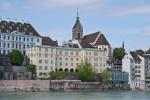 Blaues Haus alte Uni Martinskirche vom gegenüberliegenden Ufer aus