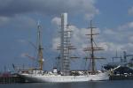 Gorch Fock mit "Einhausung" des mittl. Mastes