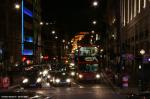 Verkehr in London bei Nacht