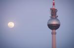 Vollmond und Fernsehturm