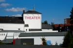 Kopfstand auf Theaterdächern