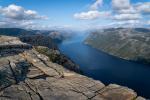 Vom Preikestolen auf den Lysefjord gucken