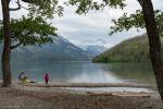 Spielen am Upper Waterton Lake