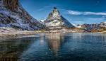 Matterhorn spiegelt sich auf dem Eis des Riffelsees