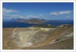 Vulcano: Blick über den Krater nach Lipari