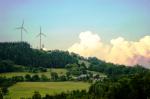 Windräder in der Naturlandschaft