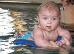 Babyschwimmen - Bauchlage mit Schwimmhilfe