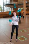 Laura jongliert mit Hanteln in Halle