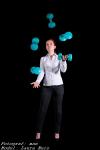 Laura jongliert mit Hanteln auf schwarz