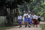 Kids im Dayak Dorf gehen zur Schule