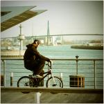 BMXer allein am Hafen