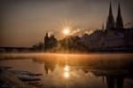 Die Donau in Regensburg bei Sonnenaufgang