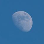 Mond am blauen Himmel