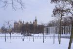 Schweriner Schloss mit Bertha-Kingberg-Platz im Winter (2)
